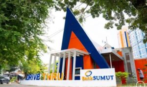 ayanan drive thru (layanan tanpa turun) mesin ATM Bank Sumut di Jalan Imam Bonjol Medan.