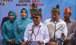 Gubernur Kalteng H. Agustiar Sabran bersama unsur furkopimda saat konferensi pers usai peluncuran Kartu Huma Betang Sejahtera, Jumat (20/2).