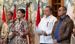 Pjs Ketua dan Wakil Ketua Dewan Komisioner OJK Friderica Widyasari Dewi memaparkan materi konferensi pers di Wisma Danantara, Jakarta, Sabtu malam (31/1/2026).