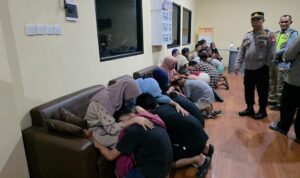 11 remaja yang diamankan karena hendak melakukan perang sarung disuruh sujud dan meminta maaf kepada orang tua sebagai hukuman. (Foto P. Silitonga)