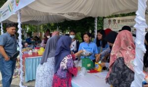 Warga memadati lokasi Gerakan Pangan Murah (GPM) di halaman Kantor Dinas Ketahanan Pangan Kalimantan Tengah, Palangka Raya, Jumat (13/2).