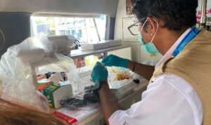 Petugas BBPOM saat lakukan rapid test pada makanan yang telah diambil sampelnya, Kamis (26/2).