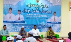epala Disbun Kalteng Rizky R Badjuri saat menghadiri kegiatan buka puasa bersama di Aula Disbun Kalteng Jumat (27/2)(IST)