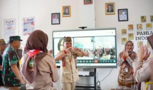 Tampak Gubernur Kalteng Agustiar Sabran akrab menyapa para pelajar dan guru di sekolah.