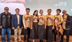 Deddy Mizwar (kiri) menulis skenario film drama keluarga "Rumah Tanpa Cahaya," yang tayang di bioskop Indonesia mulai Kamis (12/2/2026).