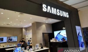 Ilustrasi - Logo Samsung di salah satu gerai di pusat perbelanjaan.