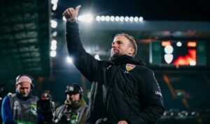 Sebastian Hoeness merayakan kemenangan 4-1 atas Celtic di Celtic Park, Jumat (20/2/2026) dini hari WIB.