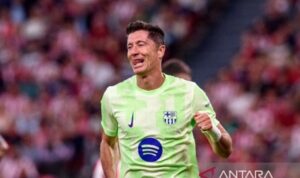 Robert Lewandowski (Barcelona) merayakan gol ke gawang Athletic Bilbao di Stadion San Mames, Bilbao, Minggu (25/5/2025).