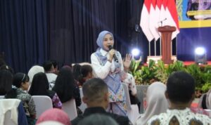 Aisyah Thisia Agustiar Sabran, Ketua Dekranasda Kalteng, berbicara tentang penguatan ekonomi kreatif di Seminar Akademik Universitas Terbuka Palangka Raya 2026.