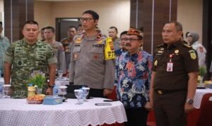 Asisten Perekonomian dan Pembangunan Setda Prov. Kalteng Herson B. Aden saat menghadiri secara virtual kegiatan Peresmian dan Groundbreaking Pembangunan 1179 SPPG. (MMC Kalteng)