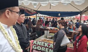 Bupati Kutai Kartanegara Aulia Rahman Basri meninjau Festival dan Bazar Ramadan di Tangga Arung Square, Kamis (1922026). (humas Pemkab Kukar)