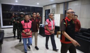 Dua mantan Kadistambe Kukar resmi jadi tersangka kasus tambang tahun 2009–2013 digiring ke Kejati Kaltim. (foto Humas Kejati Kaltim)