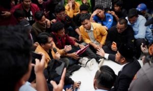 Gubernur Kaltim Rudy Masud menemui massa aksi dari dari Aliansi Gerakan Rakyat Menggugat di depan Kantor Gubernur Kalimantan Timur (Kaltim). (Adpim Pemprov Kaltim)