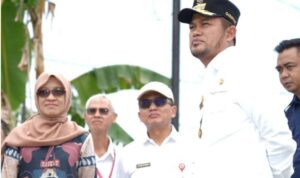 Gubernur Kaltim Rudy Masud saat meninjau kondisi jalan di pelosok daerah. (foto Humas Pemprov Kaltim)