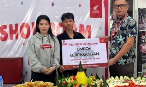 Honda Trio Motor Sungai Danau menyerahkan secara simbolik Hadiah Berkah Honda Umrah Berpasangan kepada pemenang. (Humas Honda)