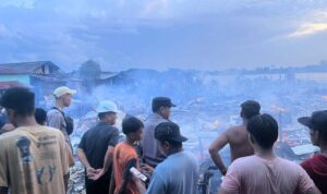 Kebakaran hebat melanda permukiman padat penduduk di Desa Muara Adang