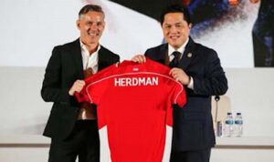 Ketua Umum PSSI Erick Thohir dan John Herdman, pelatih baru Timnas Indonesia. (Fajarharapan.id)