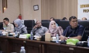 Komisi III DPRD Kalsel menggelar rapat kerja rencana program bersama Dinas PUPR Provinsi Kalsel di Gedung DPRD Kalsel, Senin (222026). (Humas DPRD Kalsel)