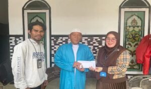 Media Kaltim Voice menyalurkan bantuan CSR kepada Darul Musthofa Samarinda, Selasa, 3 Maret 2026. (Kalimantanlive.com/Fandy)