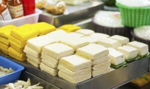 Meski sama-sama terbuatdari kedelai, tahu putih dan tahu kuning itu berbeda. (Fajarharapan.id)