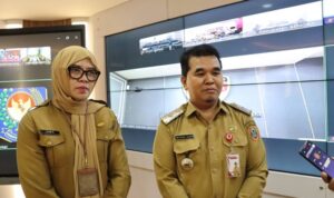 Miftahul Chair (kanan) mengikuti rapat pengendalian inflasi daring di Kantor Gubernur Banjarbaru, Senin (2322026). (MC Kalsel)