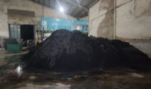 Penggerebekan gudang pasir zirkon di Jungkat, Mempawah, Kalbar, Senin (1652022). WNA asal China diamankan. (Kompas.com)