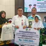 Penyaluran Program Kartu Balangan Pintar secara simbolis dari CSR PT Adaro Indonesia oleh Asisten I Bidang Pemerintahan dan Kesejahteraan Rakyat Sekretariat Daerah Balangan, Aidinnor, Rabu (11/2/2026) di Aula Dinas Pendidikan dan Kebudayaan (Disdikbud) Balangan. (Kalimantanlive.com/Kamil)