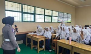 Salah seorang Polwan personel Satlantas Polres Banjarmasin saat memberikan edukasi di SMPN 1 Cerbon, Selasa (10/2/2026).(Foto : Humas Polres Batola)