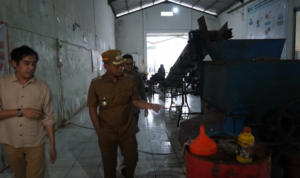 Wali Kota Banjarmasin H. Muhammad Yamin HR meninjau Banjarmasin Recycle Center (BRC) di Komplek Pergudangan 88 Bumi Basirih dan menyoroti mesin pengolah sampah yang belum beroperasi maksimal.