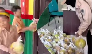 Siswa SD Muara Badak Bontang Kaltim saat menerima pembagian kelapa muda di sekolahnya. (foto dey kaltim)