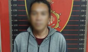 TU alias U diamankan Tim Jatanras Polres Samarinda karena kedapatan membawa senjata tajam jenis belati. (Humas Polres Samarinda)