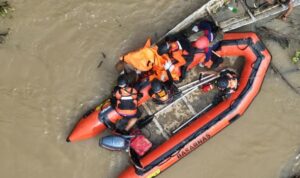 Tim SAR Gabungan menemukan jasad Fitriadi, pendulang pasir yang terseret arus di Sungai Kandilo, Paser. (foto dok Basarnas)