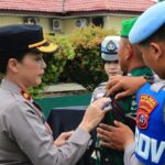 Wakapolres Balangan, Kompol Bety Nilasari Br. Sitanggang memasangkan tanda operasi dimulainya Operasi Keselamatan Intan 2026 di Balangan, Senin (2/2/2026). (foto: Humas Polres Balangan)