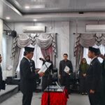 Wakil Bupati Balangan, H Akhmad Fauzi saat melantik Andi Firmansyah Alam Saputra sebagai Kepala Dinas Kependudukan dan Pencatatan Sipil (Disdukcapil), Jumat (13/2/2026) di Aula Benteng Tundakan, Sekretariat Daerah Balangan. (Kalimantanlive.com/Kamil)