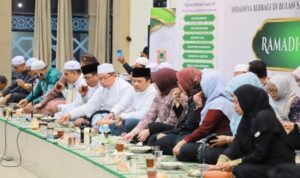 Wakil Gubernur Kalimantan Selatan, H. Hasnuryadi Sulaiman, berbuka puasa bersama masyarakat di Masjid Sabilal Muhtadin, Kota Banjarmasin, Kamis (1922026) malam. (Wartawasaka)