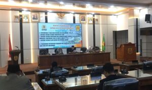 Wali Kota Banjarbaru, Erna Lisa Halaby menghadiri rapat paripurna di DPRD Kota Banjarbaru untuk menyampaikan tiga buah Rancangan Peraturan Daerah (Raperda). (Foto Ist)