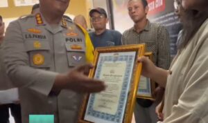 Mahasiswi Eviana Adi’da Agustin (tengah) menerima piagam penghargaan dari Kapolresta Yogyakarta Kombes Pol Eva Guna Pandai atas keberaniannya menggagalkan aksi penjambretan di Umbulharjo. (Sumber: Tangkapan layar Instagram @polresjogja)