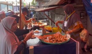 Jamaah Haul ke-6 K.H. Ahmad Zuhdiannor tiba di Dermaga depan Masjid Jami Banjarmasin melalui jalur Sungai Martapura dan disambut warga dengan sajian makanan serta minuman gratis.