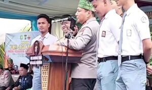 Tangkapan layar video yang diunggah akun Instagram omkimofficial.id saat Kapolda Riau, Herry Heryawan, melakukan uji coba menelepon layanan Call Center 110 di hadapan para siswa SMA.