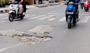 jalan berlubang depan MPP Kotabaru
