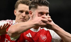 Arsenal Viktor Gyokeres merayakan gol ke gawang Tottenham di Stadion Tottenham Hotspur, London, Minggu (22/2/2026).