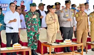 Gubernur Kalteng Agustiar Sabran didampingi Kapolda Kalteng Irjen Pol Iwan Kurniawan, Pangdam XII Tambun Bungai Mayjen TNI Zainul Arifin, Plt Sekda Kalteng Leonard S Ampung, Bupati Seruyan Ahmad Selanorwanda saat di Hanau Seruyan, Senin (15/3/2026). (BIROADPIM KALTENG)