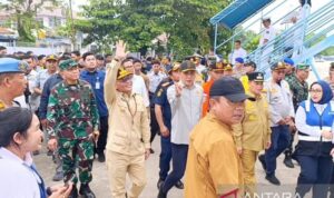 Gubernur Kalteng Agustiar Sabran bersama Forkopimda saat meninjau aktivitas pemudik di Pelabuhan Sampit, Senin (16/3/2026).
