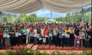 Penyaluran paket bapok pasar murah oleh Gubernur Kalteng Agustiar Sabran bersama Wagub Edy Pratowo, Plt Sekda Leonard S Ampung, dan jajaran Forkopimda di Halaman Istana Isen Mulang, Rabu (18/3).