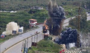 Foto ini menunjukkan lokasi serangan udara Israel di sebuah jembatan di atas Sungai Litani di Qasmiyeh, Lebanon selatan, Minggu (22/3/2026).