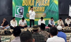 Ketua Majelis Wilayah (MW) KAHMI Kalteng, Ir. H. Abdul Razak. Menyampaikan sambutan dalam kegiatan buka bersama KAHMI Kalteng, Senin (9/3).