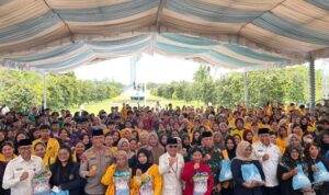 Gubernur Kalteng Agustiar Sabran, Wagub Edy Pratowo, Plt Sekda Leonard S. Ampung, dan Forkopimda saat penyerahan sembako gratis di Istana Isen Mulang, Rabu (11/3/2026).