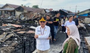 Gubernur Kalteng, Agustiar Sabran meninjau lokasi kebakaran di Gang Suka Maju/Gang Suka Damai, Kelurahan Pahandut, Kota Palangka Raya, Rabu (11/3).