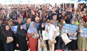 Gubernur Kalteng H Agustiar Sabran didampingi Kapolda Kalteng Irjen Pol Iwan Kurniawan dan Bupati Kobar Nurhidayah saat menyalurkan bantuan di Lapangan Sampuraga Lama, Minggu (15/3/2026). (BIROADPIM KALTENG)