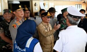 Gubernur Kalteng, Agustiar Sabran (kacamata hitam) bersama unsur Forkopimda meninjau arus mudik penumpang di Pelabuhan Sampit, Senin (16/3). (ist)